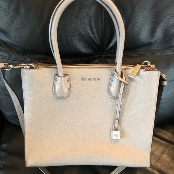 Michael Kors voyager saffiano pearl grey - Picture 2 of 4